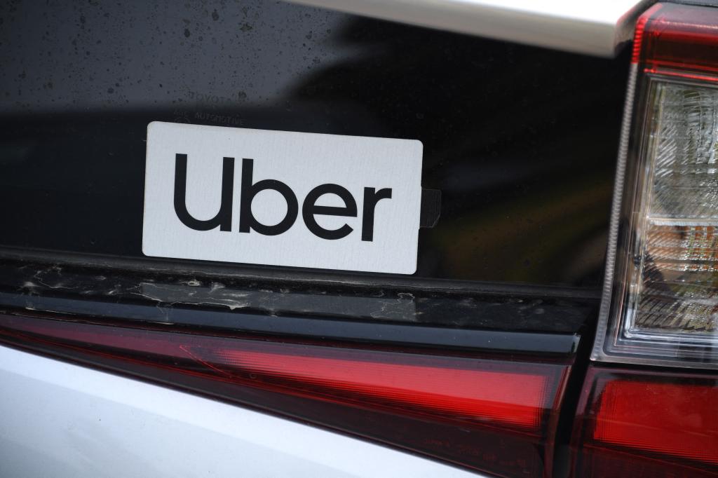 Driver Uber separates the fraudulent article a mother left in his car